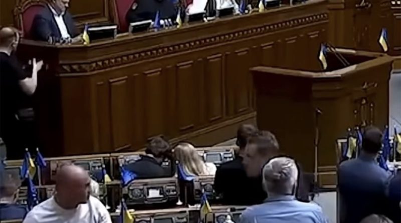 Народні депутати втричі підняли собі виплати! Люди були шоковані, коли дізналися, яку саме суму тепер отримуватимуть